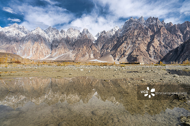 巴基斯坦北部吉尔吉特-巴尔蒂斯坦的帕苏山谷秋景，远处是罕萨河和喀喇昆仑山脉图片素材