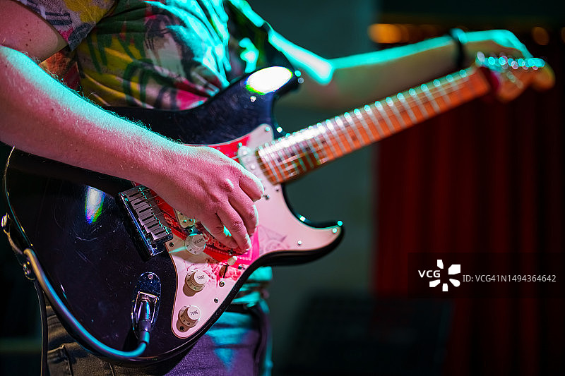 音乐家在舞台上调吉他图片素材