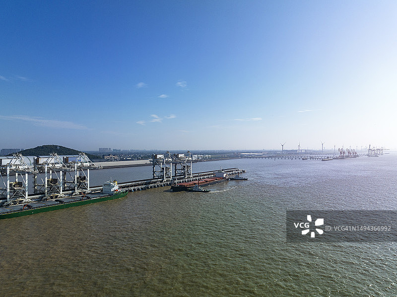 煤炭装载码头停泊的工业船航拍图片素材