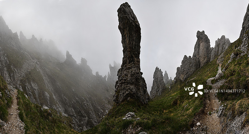 意大利阿尔卑斯山的岩石柱图片素材