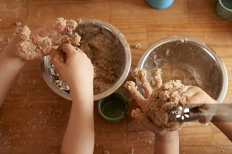 制作甜食的儿童情侣图片素材