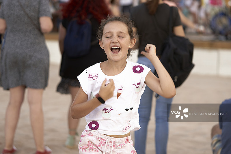街头欢笑的可爱女孩肖像图片素材