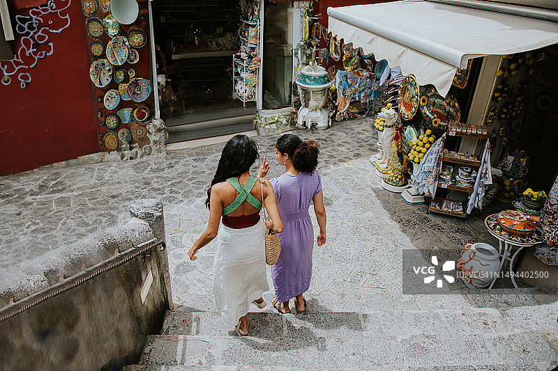 两名女人在意大利波西塔诺购物图片素材