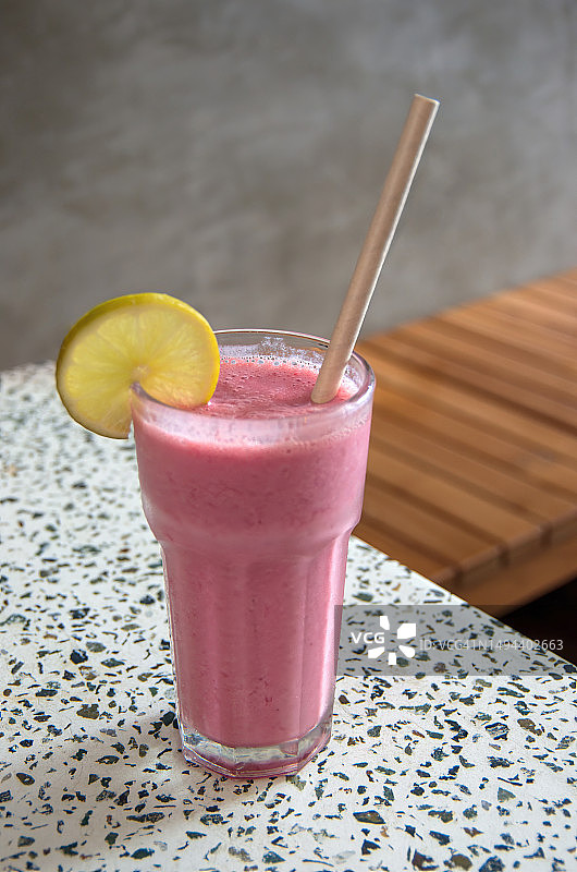 玻璃杯装科罗索果汁牛奶图片素材