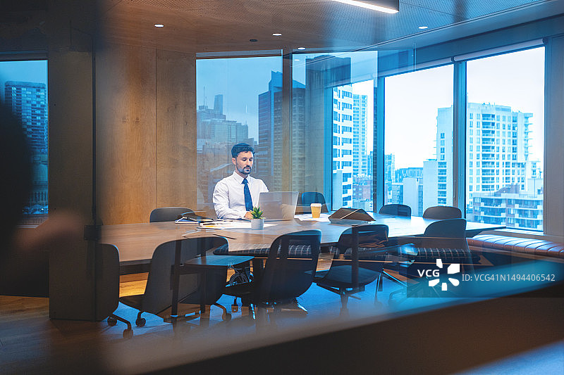 准备开会的商务男人，正在使用笔记本电脑图片素材