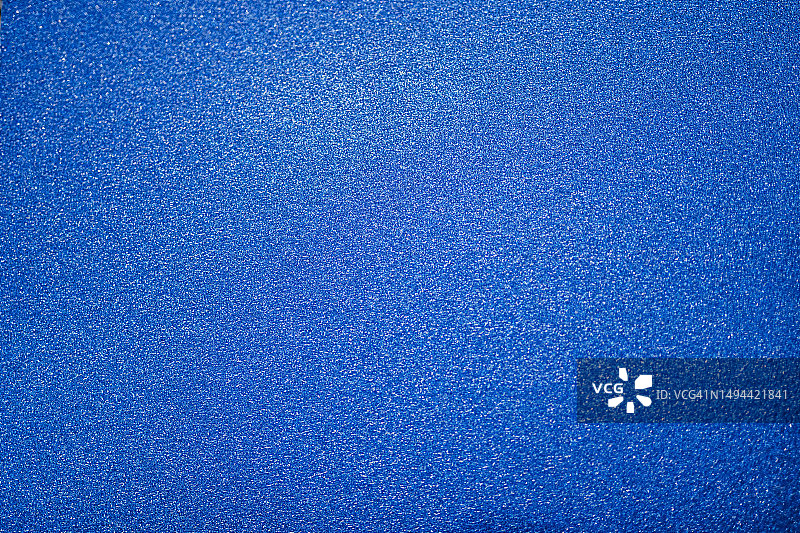 美丽的抽象斑驳浅蓝色墙面纹理：粗糙圣诞背景图片素材