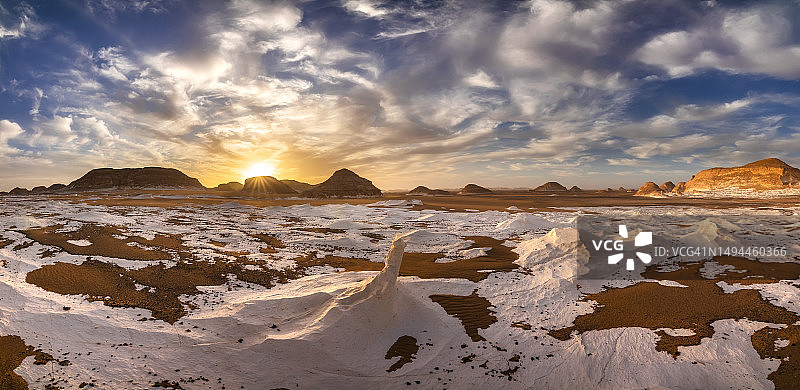 日落时分的白色沙漠，埃及撒哈拉沙漠图片素材