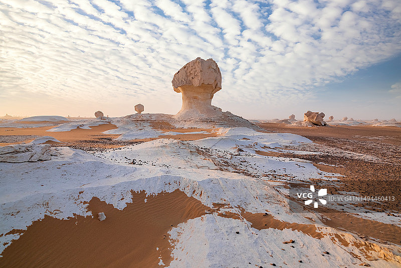 日落时分的白色沙漠岩层，埃及，撒哈拉沙漠图片素材