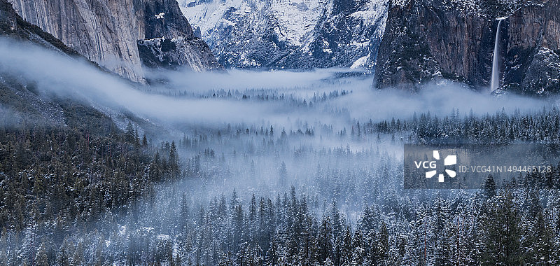 山谷间的浓雾图片素材