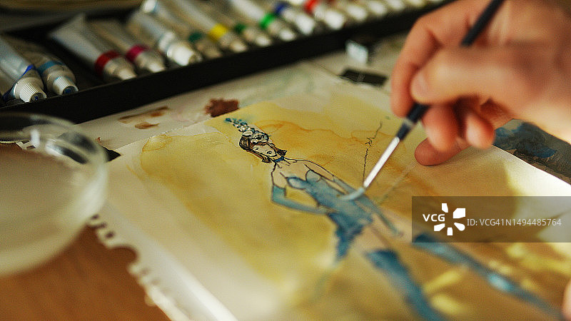 时装设计师绘画和准备新的原创女性配饰图片素材