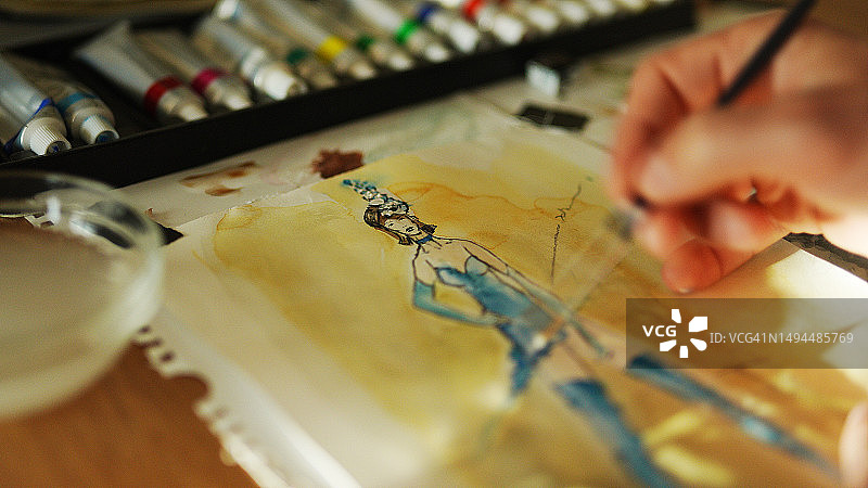 时装设计师绘画和准备新的原创女性配饰图片素材