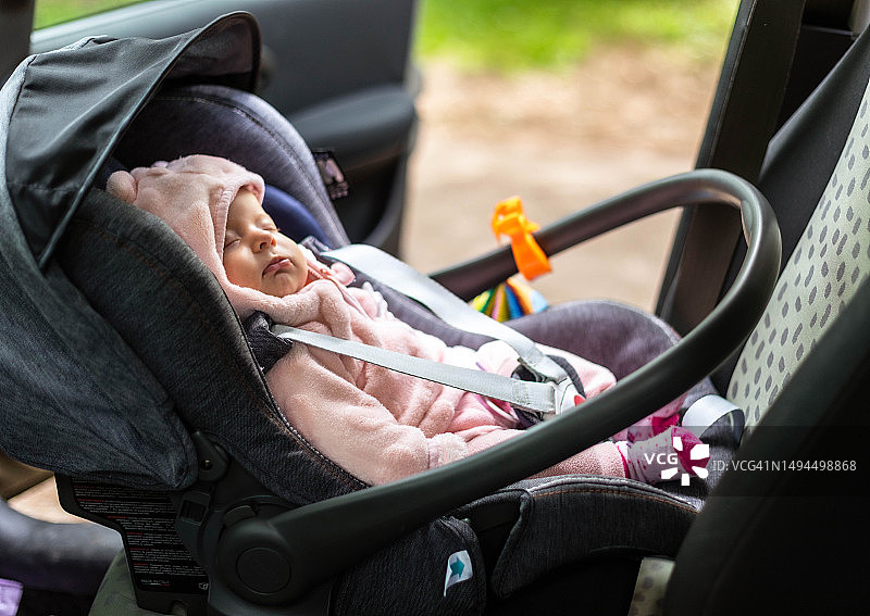 汽车座椅上的新生儿图片素材