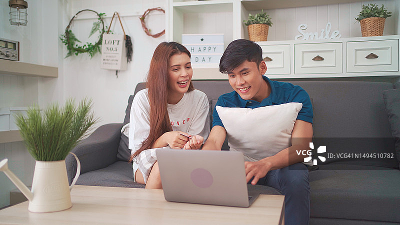 情侣在线购物图片素材