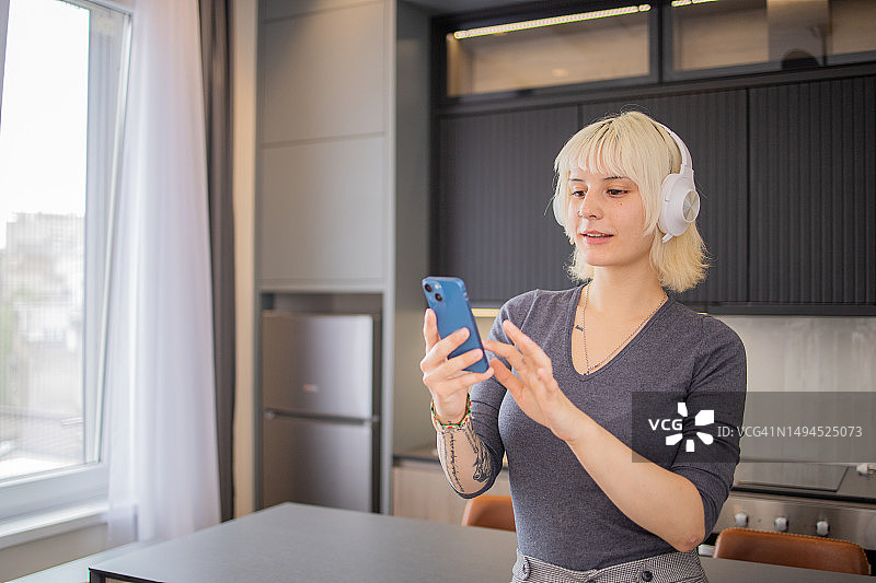 快乐的女人正在舒适的家中欣赏音乐图片素材