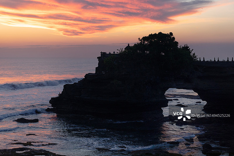 巴厘岛海神庙日落景色，庙宇坐落于岩石之上，俯瞰大海图片素材