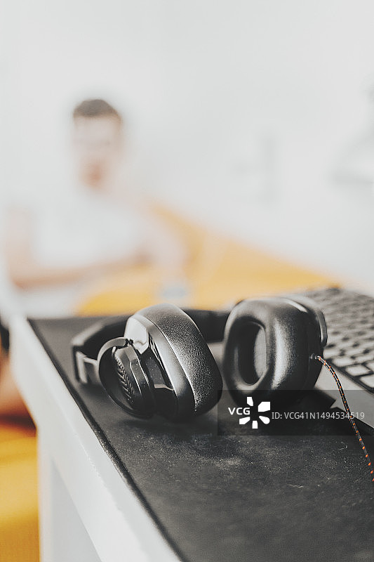 玩家耳机放在桌面上图片素材