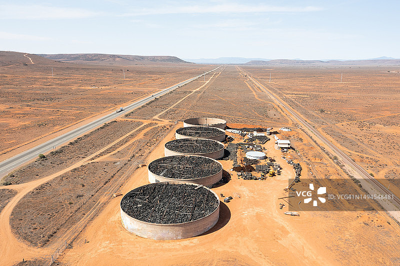 艾尔公路上的坦克休息区：水箱中回收的橡胶轮胎，位于南澳大利亚艾尔半岛林肯峡的奥古斯塔港图片素材