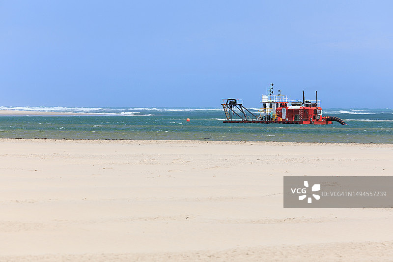 默里河口被浸透的沙滩，沙子堆积在默里河入海处，库龙，南澳大利亚图片素材