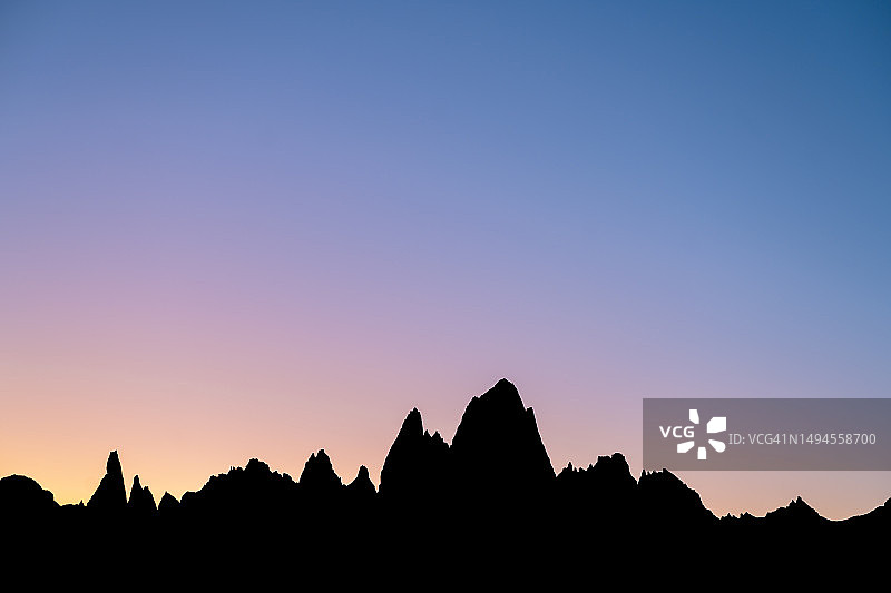 日落时菲茨罗伊山脉和托雷峰剪影图片素材