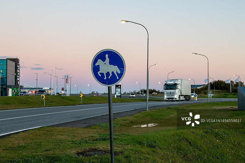 道路旁的马术穿越交通标志图片素材