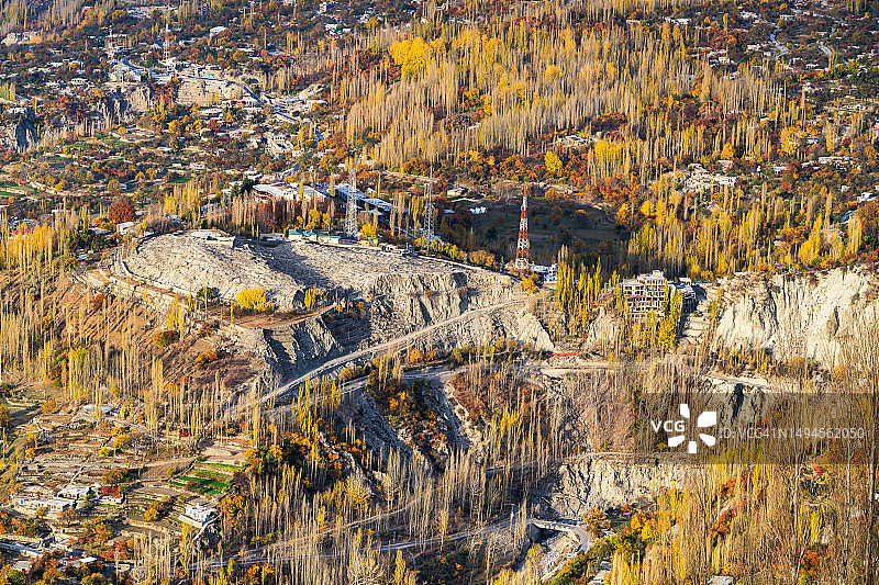 巴基斯坦北部罕萨山谷的秋日风光与河流图片素材