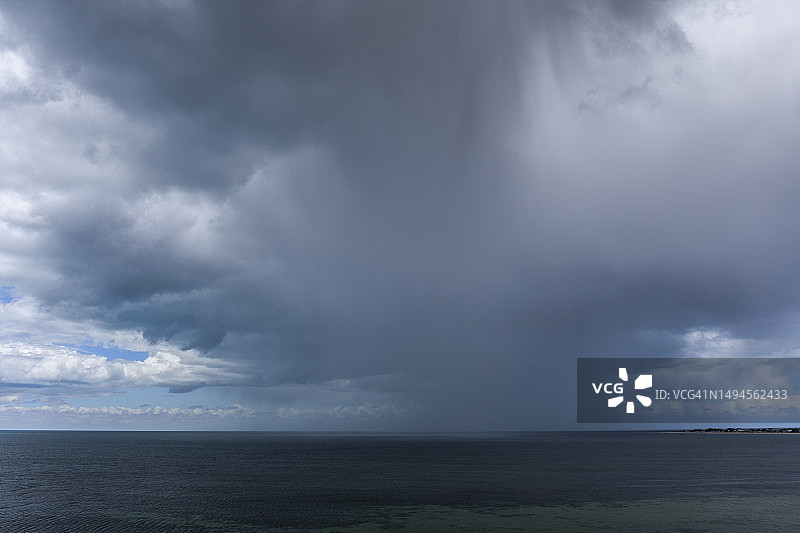 海洋上的暴风云和雨图片素材