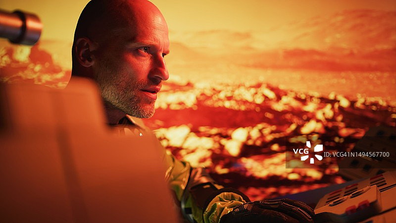 火星探测器在红色星球表面行驶宇航员驾驶车辆图片素材