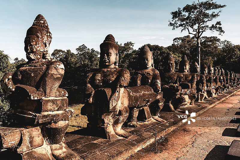 柬埔寨暹粒吴哥通王城南门大桥雕像景观图片素材