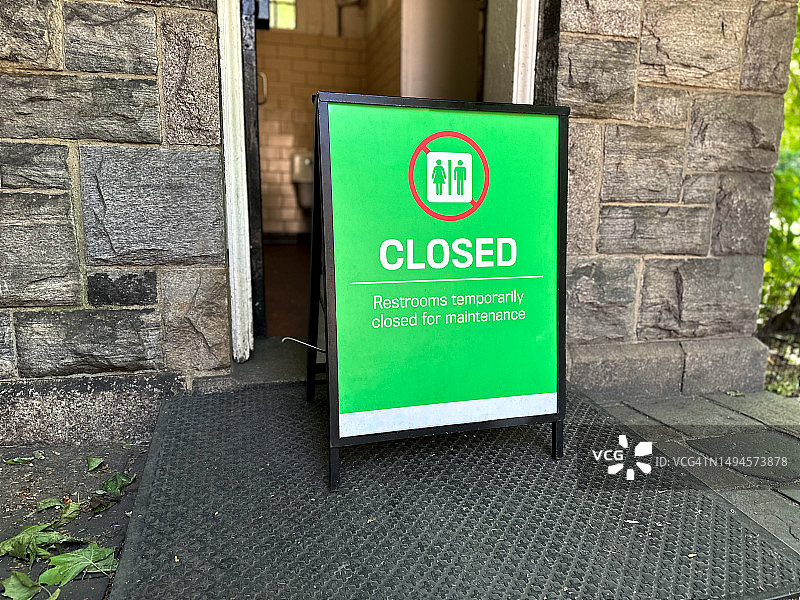 公共卫生间维护关闭标志图片素材