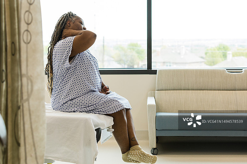 独自坐在医院推车上等待医生的中年女病人图片素材