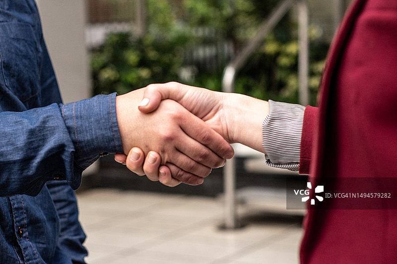 户外商务人士握手的特写图片素材
