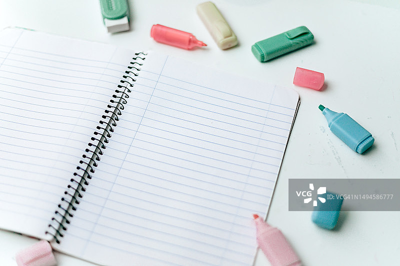 桌子上的毡头笔素描本图片素材