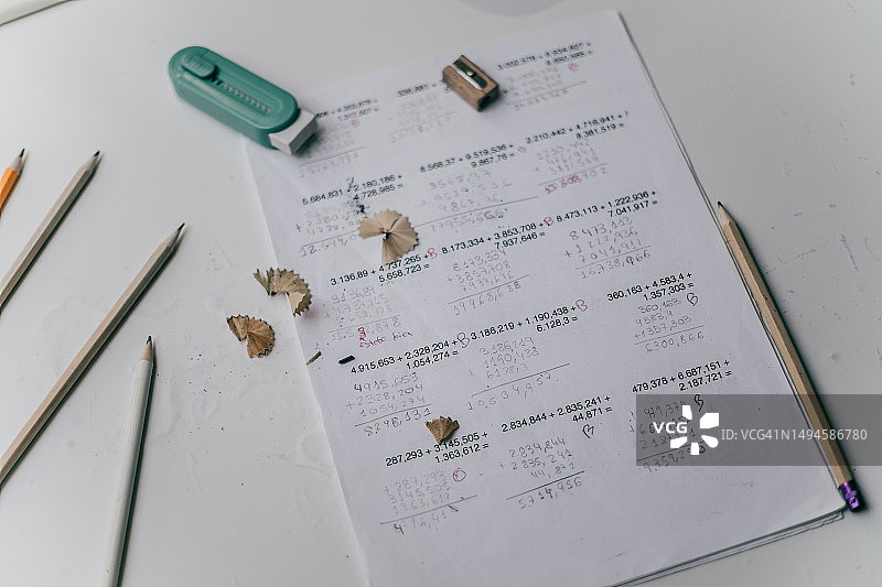 数学笔记上带卷笔刀屑的铅笔图片素材