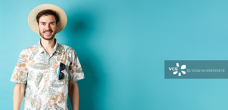 穿着夏威夷衬衫和草帽的快乐游客图片素材