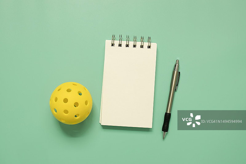 泡菜球和带笔的记事本图片素材