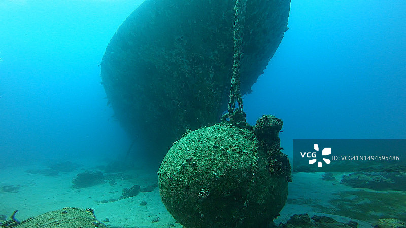 女子在海中游泳图片素材
