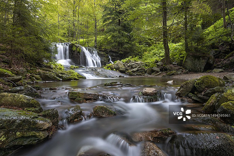 森林瀑布风景，捷克共和国图片素材