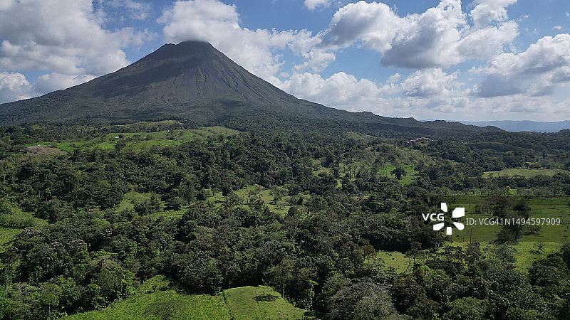 哥斯达黎加圣卡洛斯多云天空下的风景图片素材