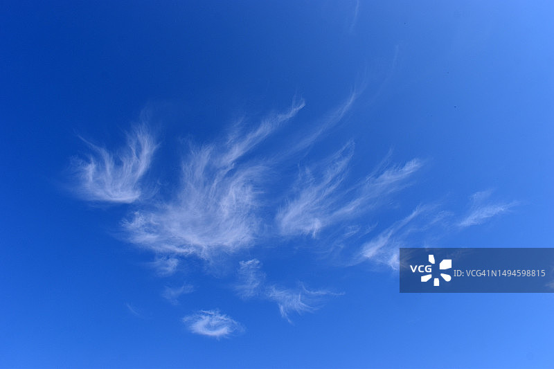 葡萄牙天空云朵的仰视视角图片素材