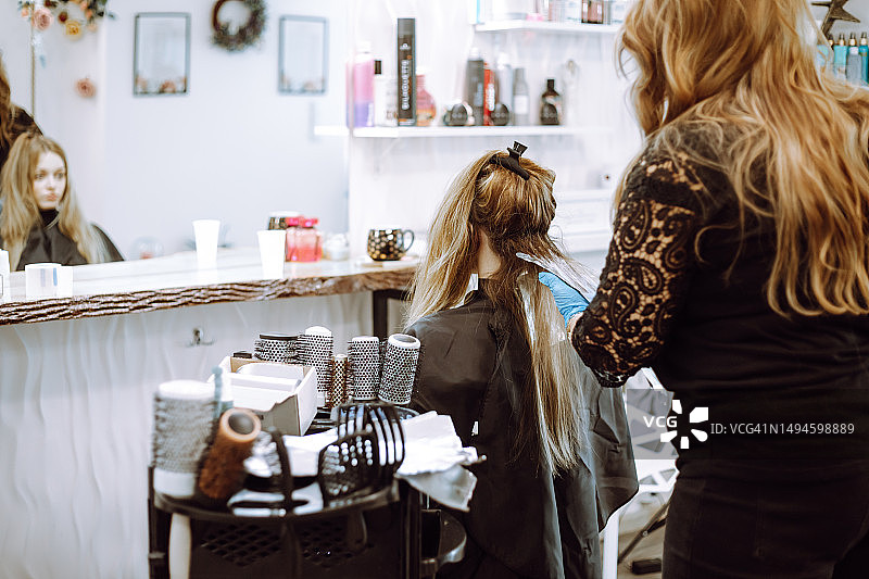 理发师为年轻女顾客染发图片素材