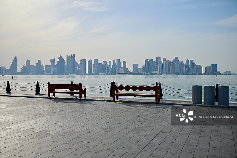 卡塔尔多哈海滨空旷的散步道图片素材