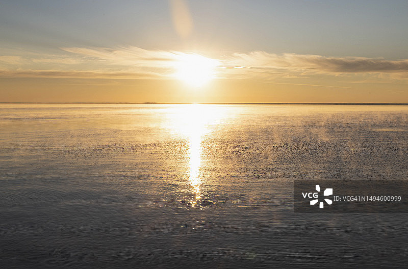 乌克兰第聂伯河上的金色日出图片素材