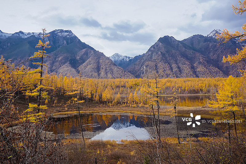 俄罗斯查拉科达尔山脉针叶林中的山湖图片素材