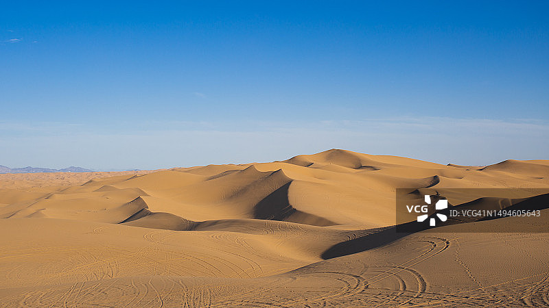蓝天下的沙漠风光图片素材
