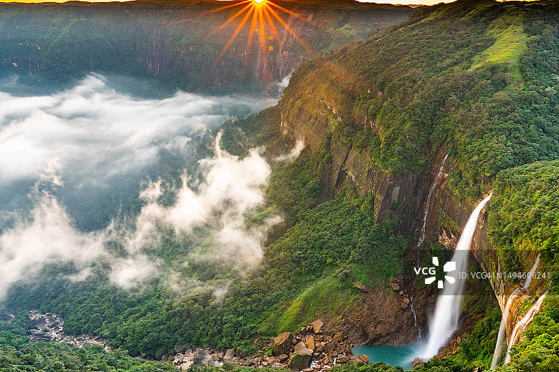 印度梅加拉亚邦日落瀑布风光图片素材