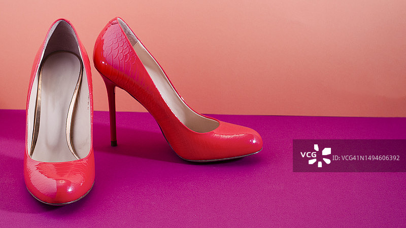 优雅经典高跟鞋特写：亮粉色高跟鞋，粉紫色背景，摩尔多瓦图片素材