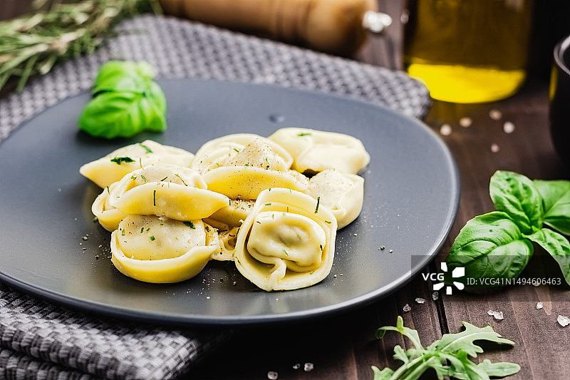 罗勒和胡椒粉意大利饺子图片素材