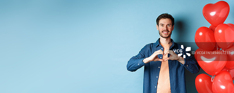 情人节快乐，恋爱中的男人向爱人比心图片素材