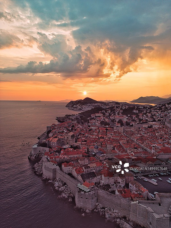 克罗地亚杜布罗夫尼克日落时分的海上高角度景观图片素材