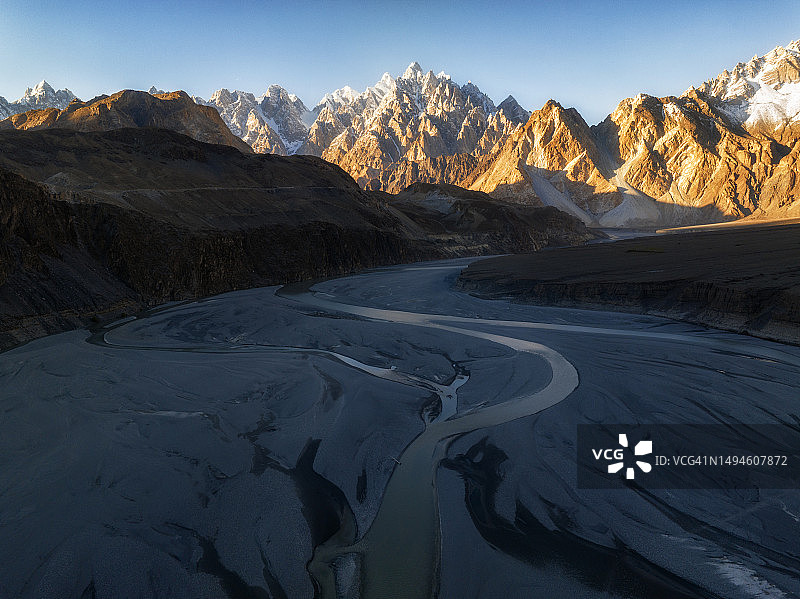 巴基斯坦北部喀喇昆仑山脉的Passu山脉和罕萨河秋日日落航拍景色图片素材